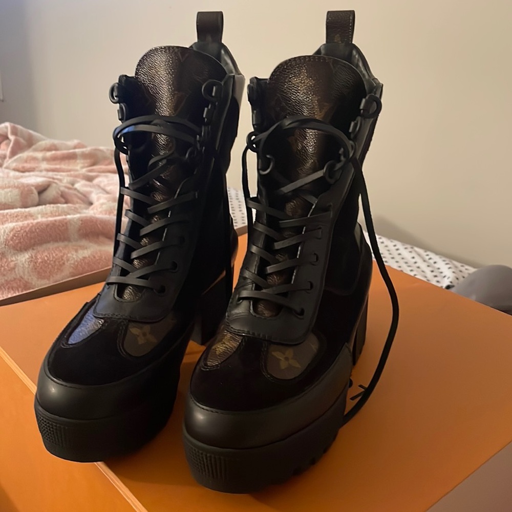 Louis Vuitton Laureate Desert Boots size 38